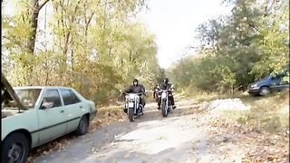 Világos Szőke bigét basznak meg a motoros pasik
