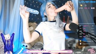 Tini bige két vibrátort szop