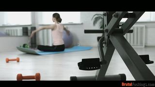 Jogázó tini spinét szexel análba az edő