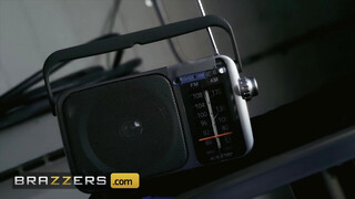Brazzers - Abigail Mac felizgult a hatalmas farokra