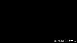 BlackedRaw - Oxana Chic fiatal lány rábukik a faszra