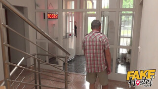 Fake Hostel - Fiatal turista picsa punciba tolva