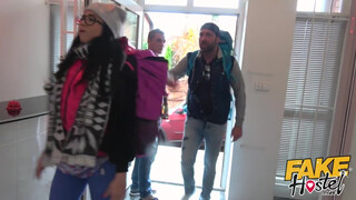 Fake Hostel - Kolumbiai hölgyemény a pasija előtt baszik