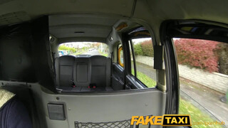 FakeTaxi - koleszos hölgyemény ordítva élvez