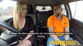 Fake Driving School szőrös pinájú lány a hátsó ülésen