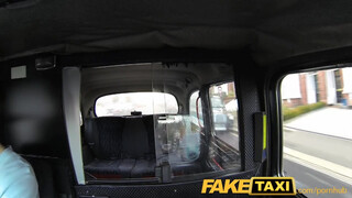 FakeTaxi bombázó bige engedi hátsó bejáratba is