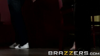 Brazzers - Keiran Lee egyszerre basz meg kettő ribancot