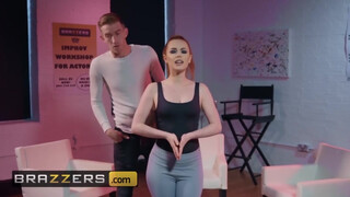Brazzers - Ella Hughes muffjában a méretes kuki