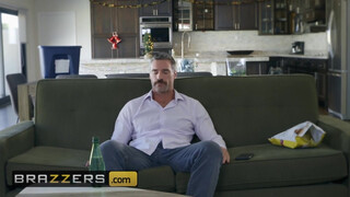 Brazzers - a tetovált pornószínész lány elpusztítva