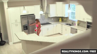 Reality Kings - a latinos latin Bianka hatalmas segglyuka megdöngetve