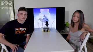 Tini kicsike didkós lány és a tetovált manus - Hot Guys Fuck