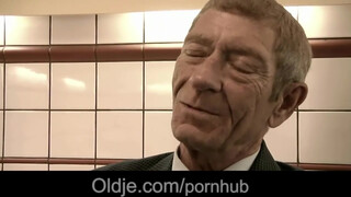 Magyar pornófilmes picsa szexel vén csávóval - Oldje