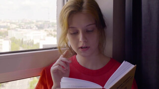 ULTRAFILMS - fullos tini hölgyemény begerjed egy könyvre