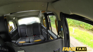 Fake Taxi - Méretes cickós milf megkefélve a hátsó ülésen