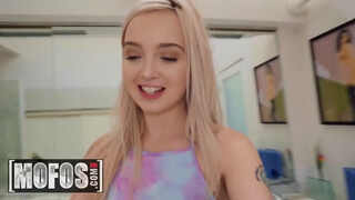 MOFOS - Lexi Lore durván análba rakva