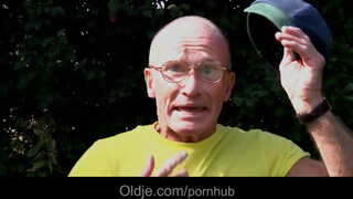 Idős tata análba keféli a szexy tinit