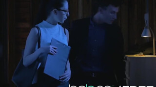 Rebecca Volpetti méretes dákót kap a seggébe