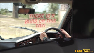 Fake Taxi - Fiatal picsa a hátsó ülésen