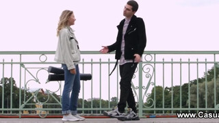 Casual Tini Porno - izgató csoki picsa és a barátja