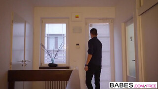 Babes - Paula Shy a méretes tőgyes csajszi