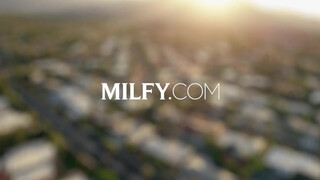 MILFY - Alexis a hatalmas csöcsű anyuci