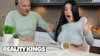 REALITY KINGS - Kira Queen a szomszéd csávóval szexel