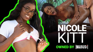 Mofos - Nicole Kitt a bombázó méretes keblű barna kisasszony