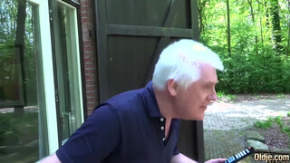 Szexy csaj szereti idősebb férfiakkal a szexet és érezni a farkukat magában