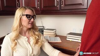 Dögös 40-es Julia Robbie és a fiatal manus