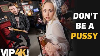 Bátor világos szőke pornószínész döngeti idegen csávót a bárban
