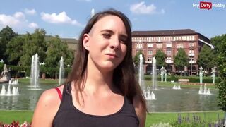Német turista csajszi kültéri anális baszása