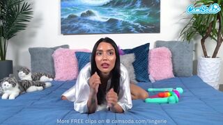 Aranyos csoki hajú tini nőci tölti tele a pináját több játékkal