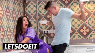 A bombázó szobalány Jade Presley kitakarít és cumizza a hatalmas faszkat a forró szálláson