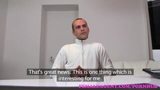 Bombázó milf ügynök teszteli a durva faszit