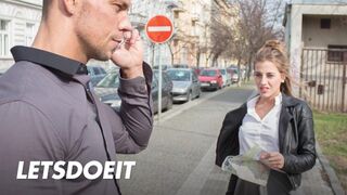 Lenyűgöző turista Silvia Dellai mélyen megkúrva egy helyi manus által