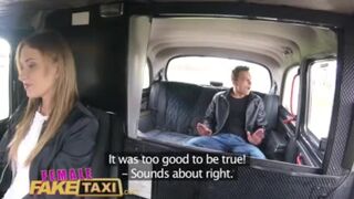 Fiatal hapsi gyorsan megdugja Angel Piaff lucskos csupasz puncáját a hamis taxiban