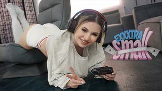 Kicsike tini picsa Aria Banks elkapja magas mostohabátyját Chris Epicet, aki a szobájában kézimunkázza a lőcse
