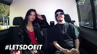 Vékony néger Coco Kiss pénzért cidázza a méretes barna fazt az verdában