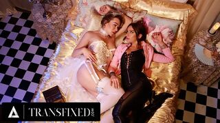Mesebeli királynők Emma Rose és April Olsen vad strap-on anál baszása