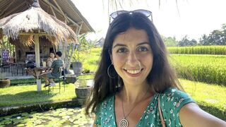 Tini hölgyemény spermaarcú carbonaraevéssel a nyilvános kávézóban