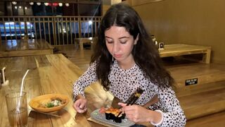 Arcára élveztem egy spiné pincében, aki cumos arccal falatozik sushi gurigákon