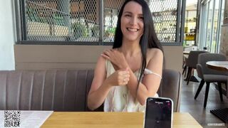 Eva durván élvez a nyilvános étteremben a lovense ferri távirányítós műfarokkal