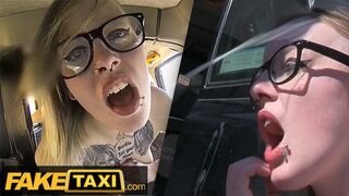 Tetovált Brit Alt-Modell Szemüvegben Rendesen Megdöngetve a Fake Taxi Autójában