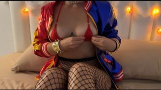 Ufo közösül bele a dögös harley quinnbe piros mikro bikiniben minden lyukba