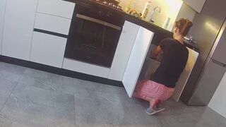 Dögös asszony a szomszéddal közösül a konyhában - igazi megcsalás