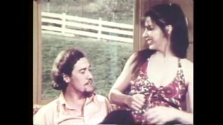 John Holmes nyalja a picsa lucskos punáját a retro pornóban