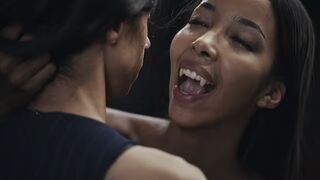 Ebony Vampire Mistress Lia Lin elcsábít egy latin amerikai méretes cicis tini pinát a Vampired durva domina játékában