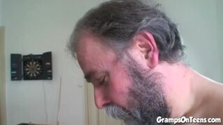 Tini vörös nőci cidázza és lovagol a nagypapa farkán