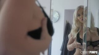 Méretes Keblű Világos Szőke Milf Mélytorok Akcióban a Cherry Pimps Csatornán